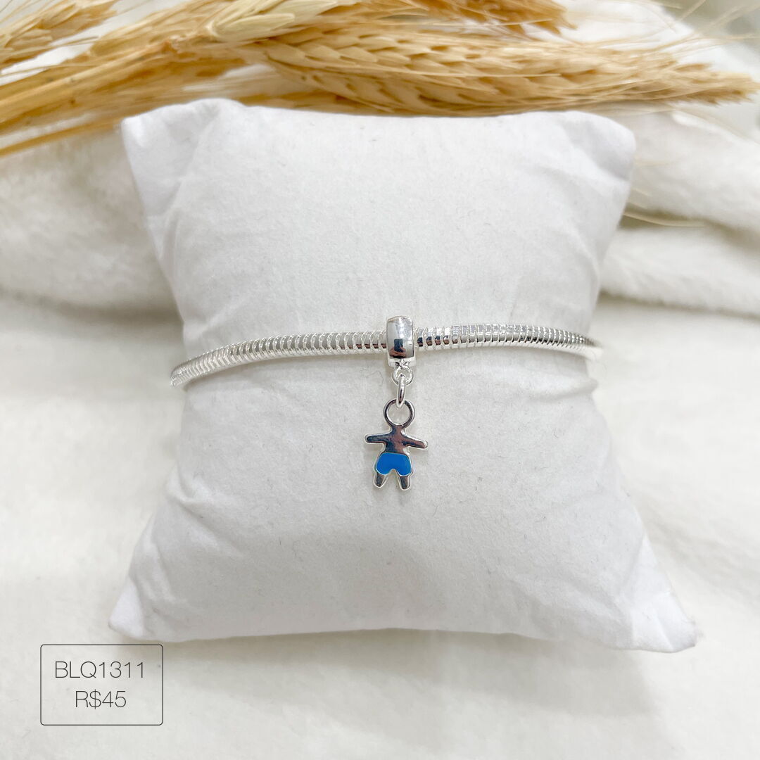 Berloque Menino Short Azul Pendurado Esmaltado Prateado